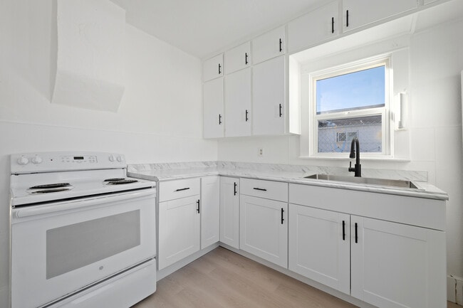 Building Photo - 707 E Front St