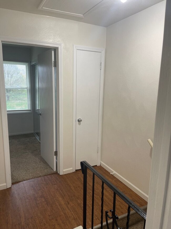 Building Photo - 2 BR townhouse with basement and off street parking