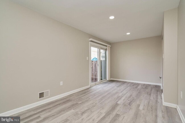 Building Photo - Charming 3-Bedroom Townhome in the Heart o...