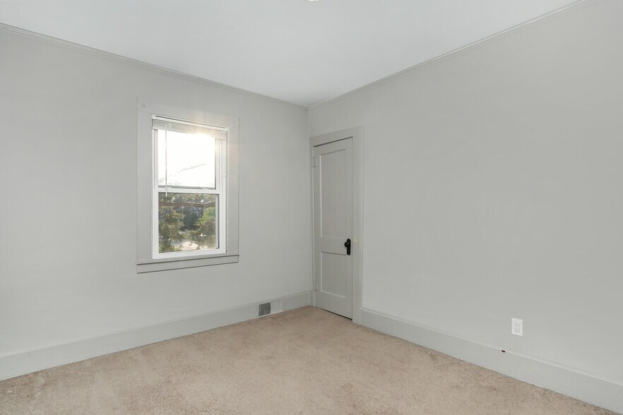 Building Photo - 552 E Saratoga St