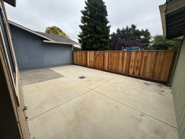 Building Photo - Welcome to your newly remodeled townhome!