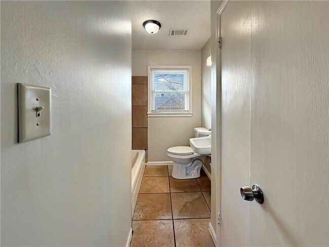 Building Photo - 514 Clover Dr