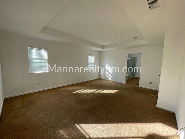 Building Photo - 5 Bedroom 2.5 Bath Two Story House