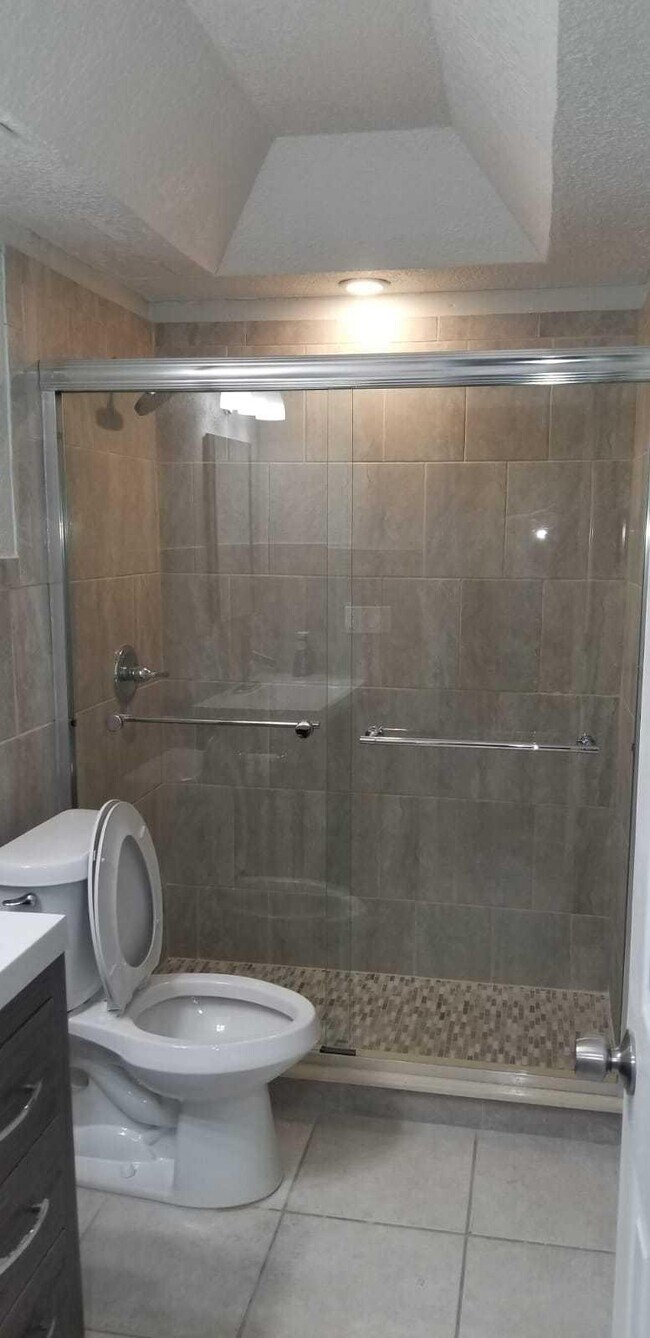 Building Photo - 382 E Royal Palm Rd