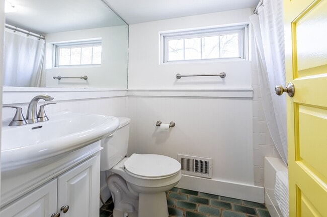 Building Photo - 310 S 7th St