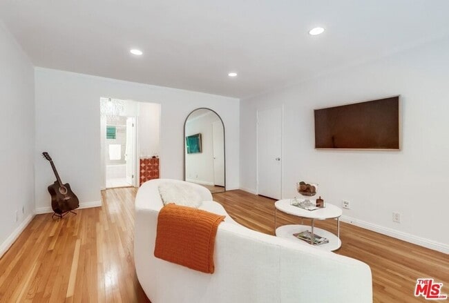 Building Photo - 1275 Havenhurst Dr