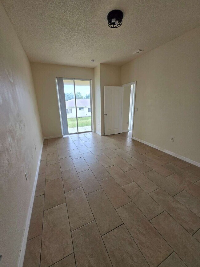 Building Photo - "Charming 3-Bed, 2-Bath Haven in Spring Hill – Your Perfect Florida Retreat!"