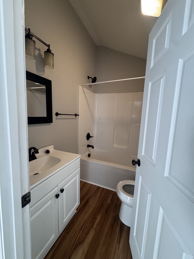 Building Photo - 616 Poplar Ave