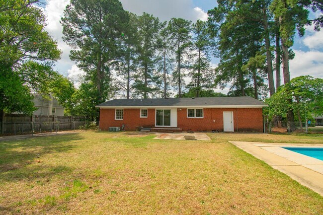 Building Photo - 3 Bedroom 2 Bathroom With A Pool!