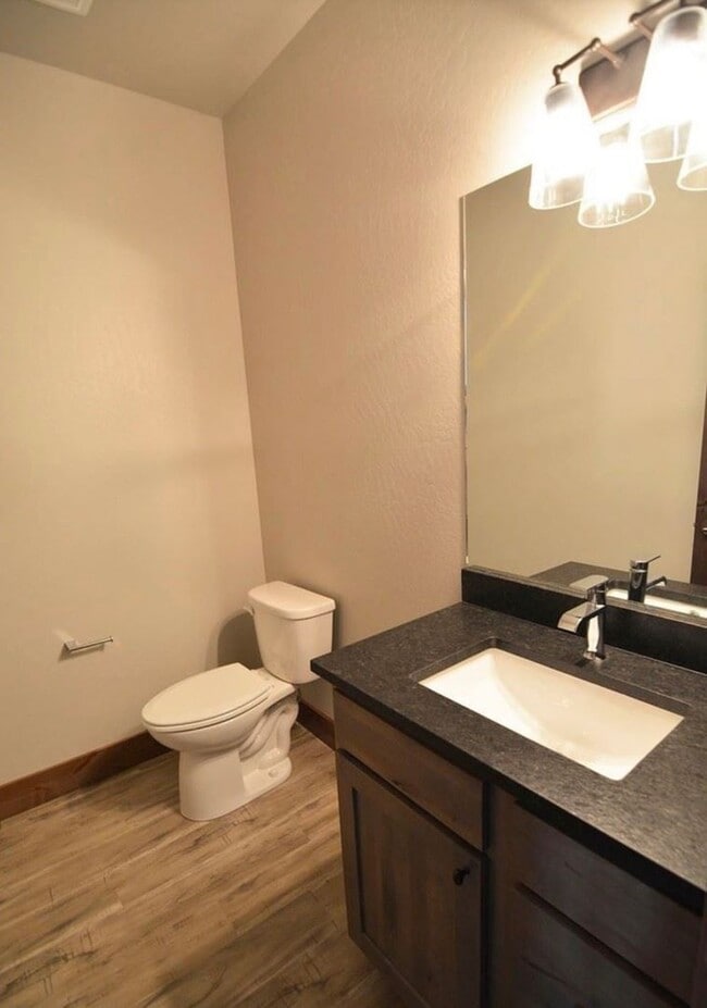 Building Photo - MOVE IN TODAY Beautiful 3 Bedroom 2 Bathroom Condo