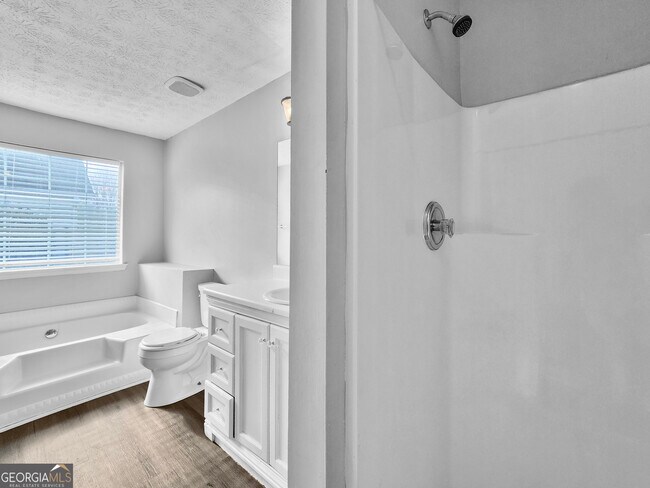 Building Photo - 5855 Creekside Dr