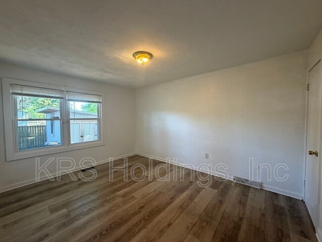 Building Photo - 903 Freedom Ave