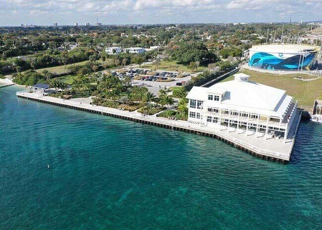 Building Photo - 5301 N Flagler Dr