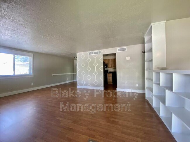 Building Photo - 1541 Marilyn Cir