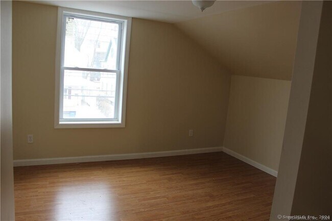 Building Photo - 539 Howe Ave
