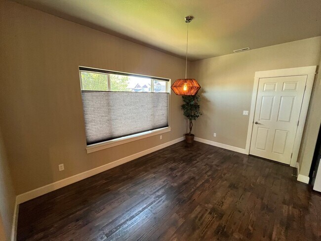 Building Photo - Spacious 3-Bed, 2.5 Bath Home with Community Pool in NE Bend