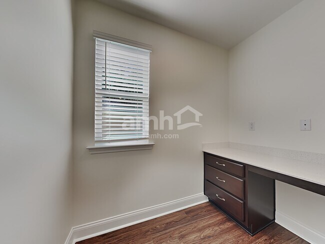 Building Photo - 223 S Live Oak Dr