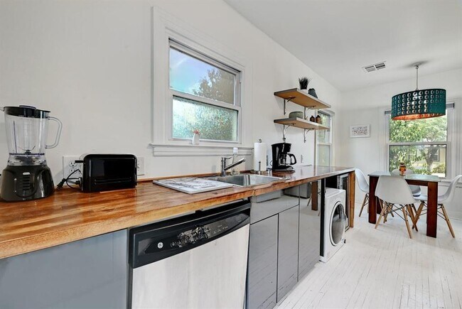 Building Photo - 2943 Higgins St