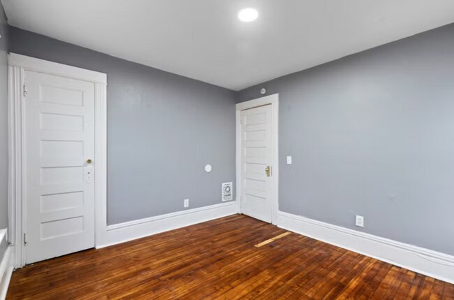 Building Photo - 142 Parsells Ave