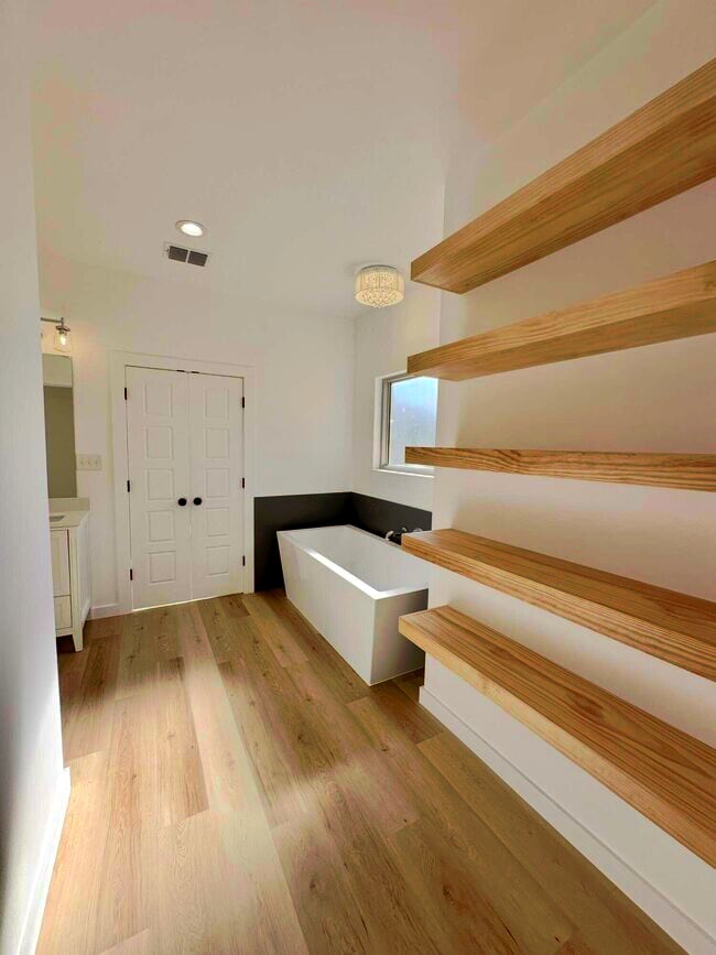 Building Photo - 4912 Jarvis St