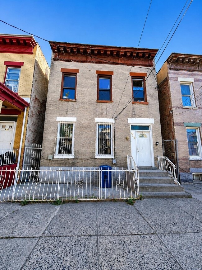 Building Photo - 428 56th St