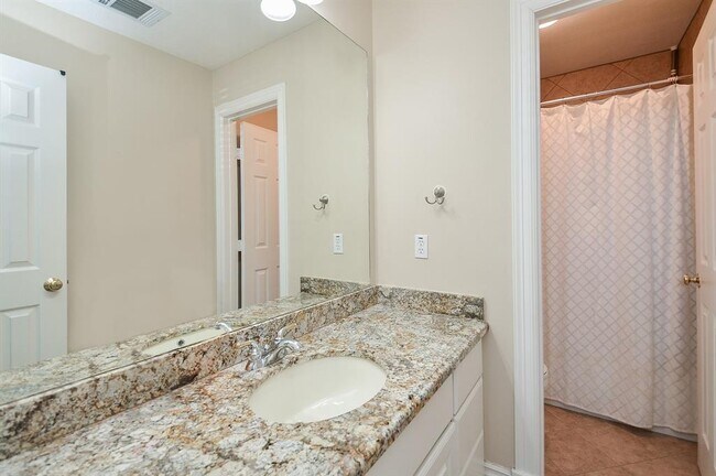 Building Photo - 5835 Stratford Gardens Dr