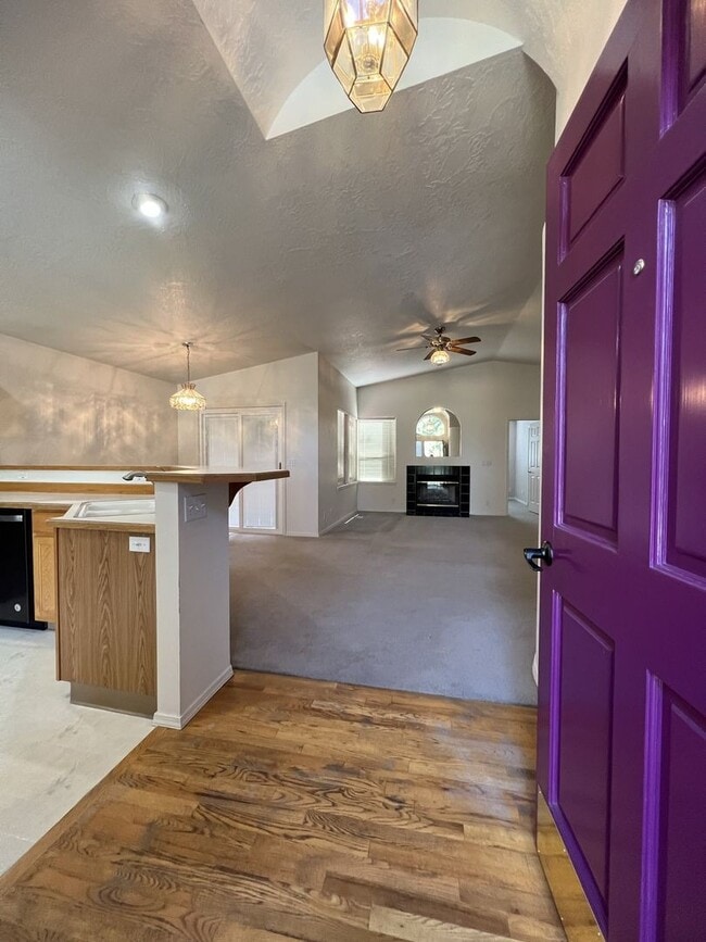 Building Photo - Adorable 3 bed 2 bath home in the Coventry Manor Subdivision just off W State St and N Hartford.