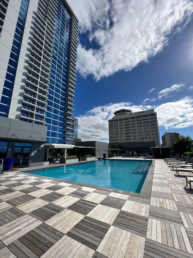 Building Photo - ** 2 BEDROOM 2 BATH** 2 covered PARKING, O...