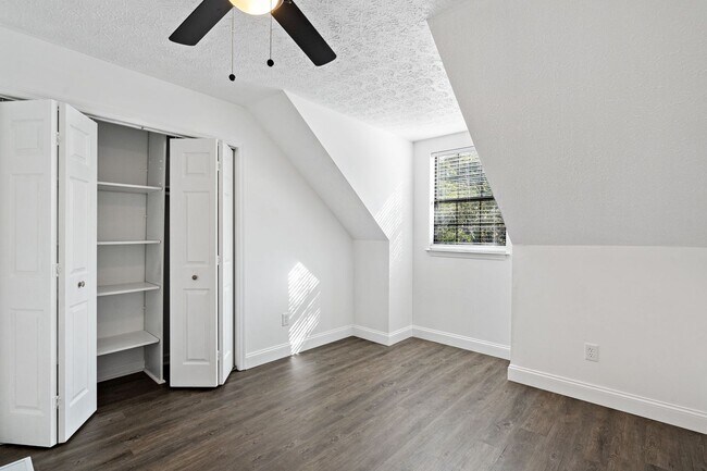 Building Photo - Fully renovated condo in Hendersonville