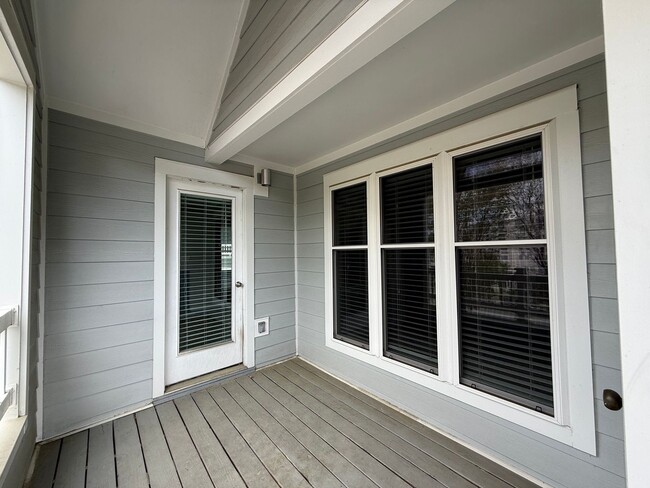 Building Photo - Newly Remodeled 2BD, 1.5BA Raleigh Condo in Prime Location with HOA Amenities