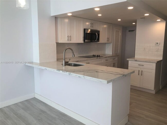 Building Photo - 905 Brickell Bay Dr