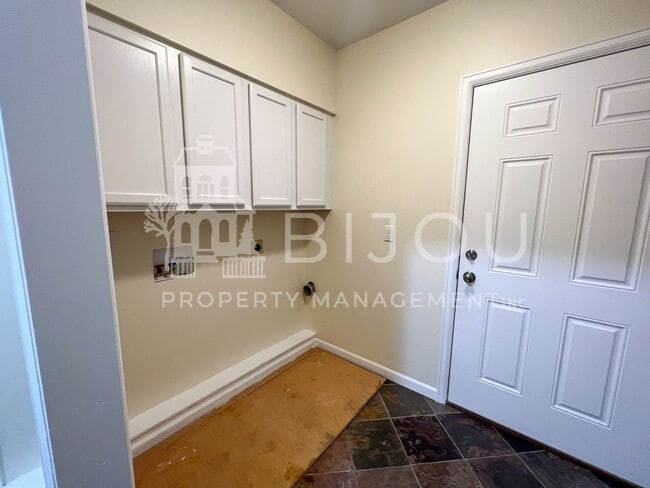 Building Photo - Corner Lot Multi-Level Home