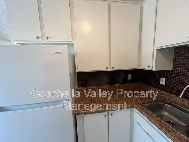 Building Photo - 556 E Chuckwalla Rd