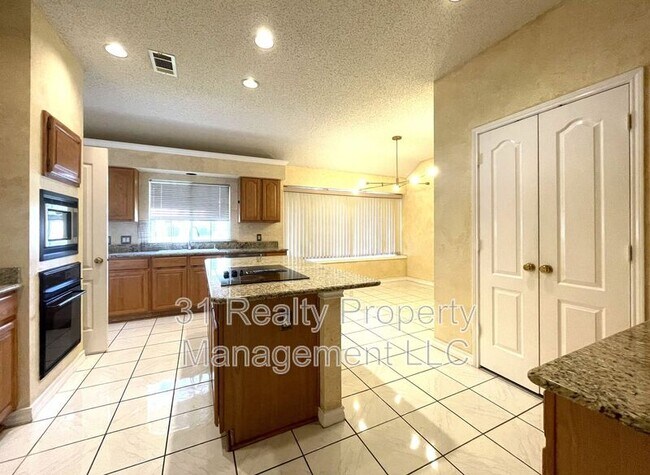 Building Photo - 1307 Edinboro Ln