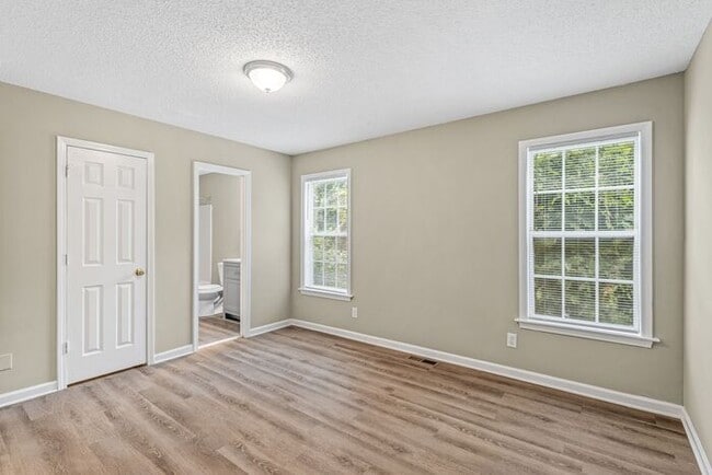 Building Photo - Welcome to this charming 4 bedroom, 2 bathroom home located in Greensboro, NC.