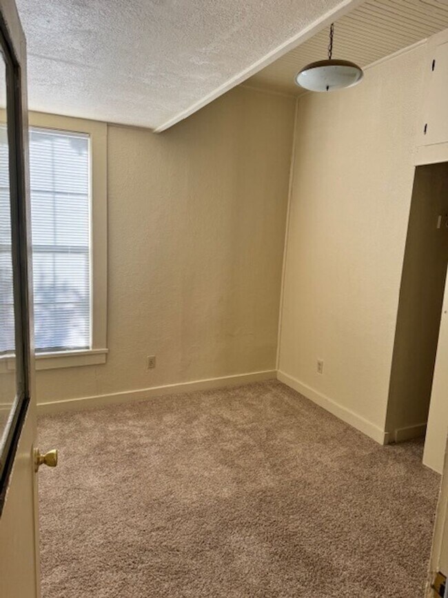 Building Photo - Charming Vintage Home