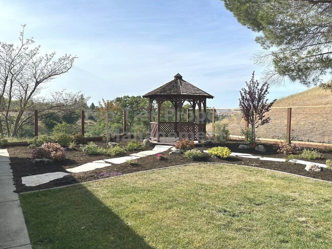 Building Photo - Beautiful 3 bed / 2 bath / 1,648 sqft hous...
