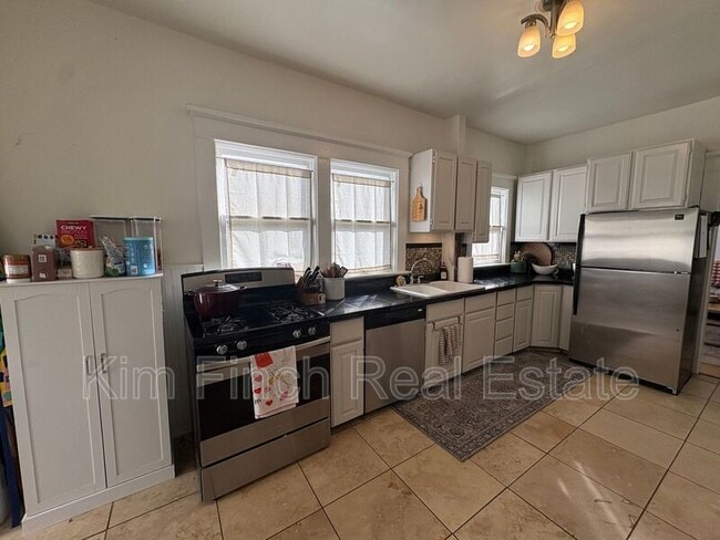 Building Photo - 1149 S Lk St