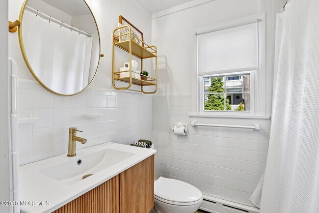 Building Photo - 1850 Fernwood Rd