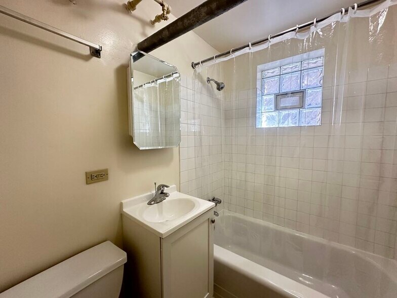 Building Photo - 2629 W Ainslie St