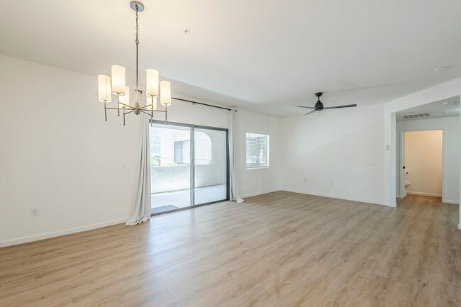 Building Photo - Stunning 2 Bed 1.5 Bath Condo in Scottsdal...
