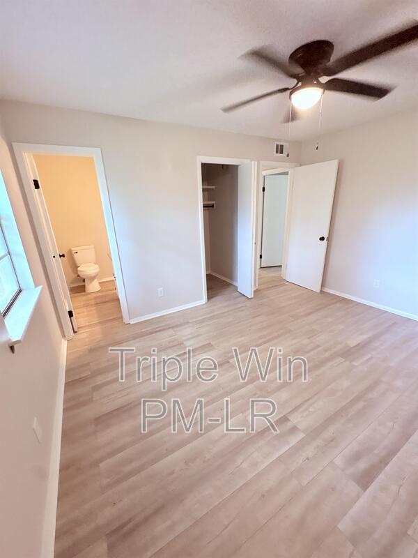 Building Photo - 220 Randall Dr