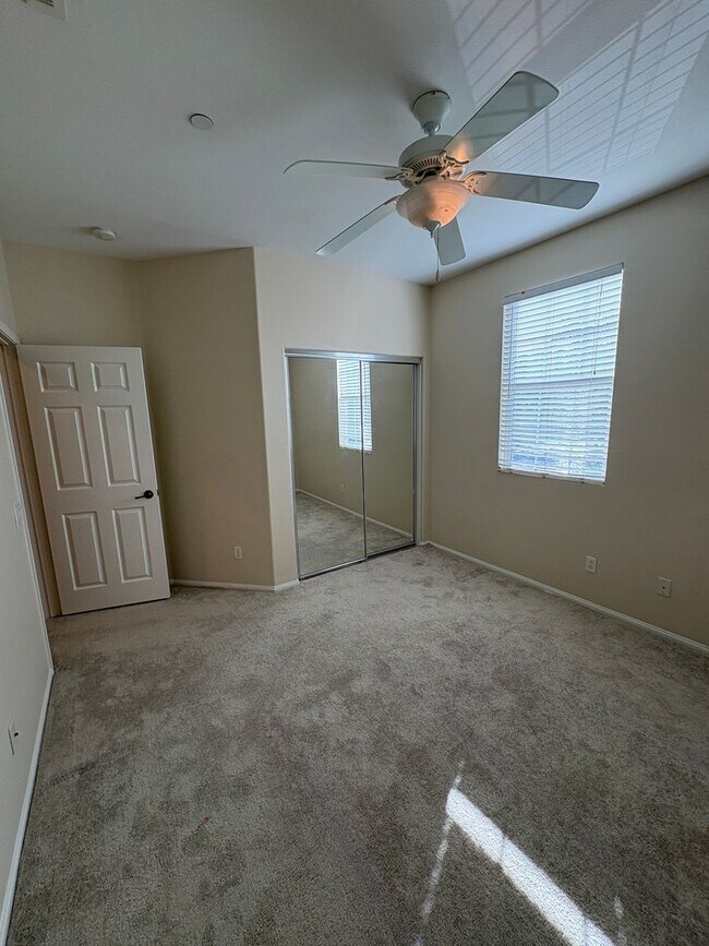 Building Photo - Spacious Townhome in Ventura!