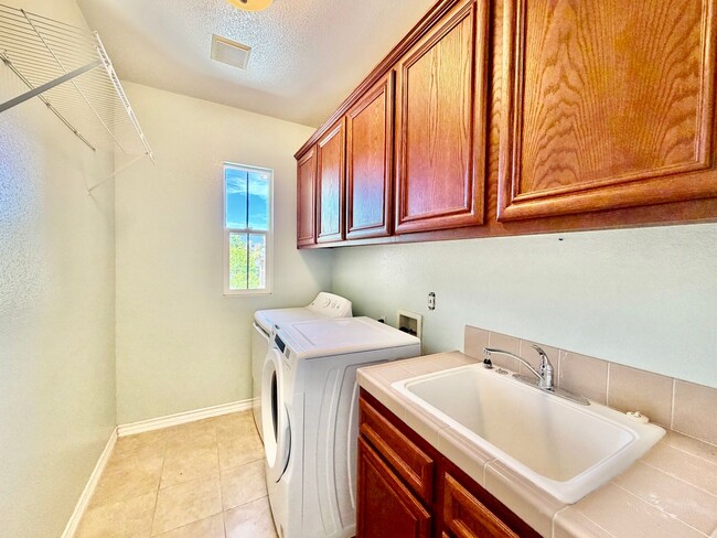 Building Photo - Elegant 5 Bedroom Home With Sweeping Staircase and Tons of Space!