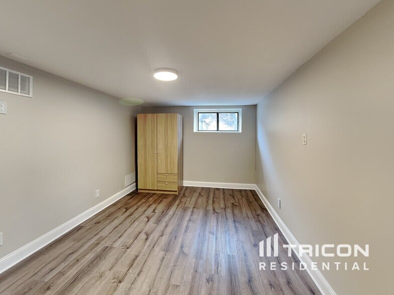 Building Photo - 703 Players Ct