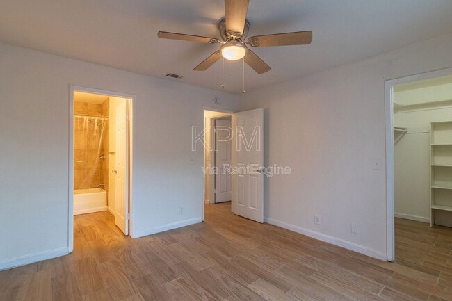 Building Photo - 7409 Village Green Dr