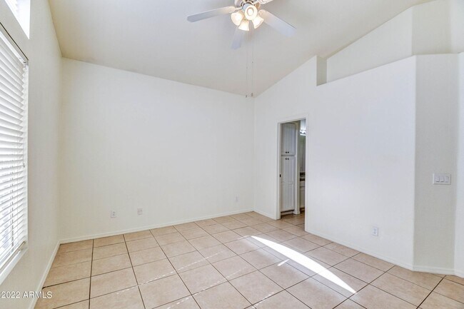 Building Photo - 753 E Saddle Dr