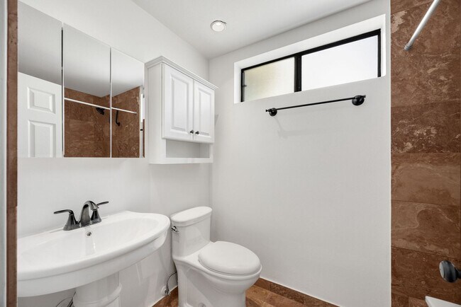 Building Photo - 3 Bed, 3 Bath townhome in Woodbridge Village