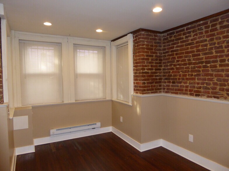 Building Photo - 106 9th St SE