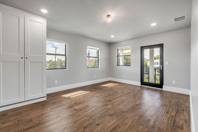 Building Photo - 1707 N Peninsula Ave